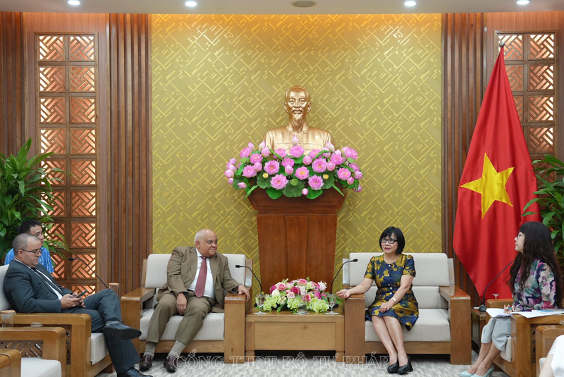 Thứ trưởng Bộ Tư pháp Đặng Hoàng Oanh tiếp Đại sứ Đặc mệnh toàn quyền Cộng hòa Cuba tại Việt Nam